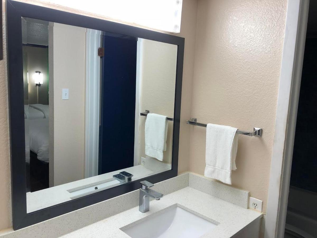 Travelers Inn And Suites Wharton Eksteriør bilde
